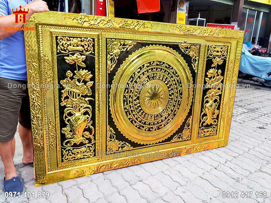 Bề mặt tranh được mạ vàng 24K và phủ bóng 2K chống oxy hoá cực bền